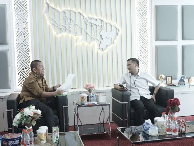 Bupati Luwu Timur, Irwan Bachri Syam, menerima audiensi dari BPJS Ketenagakerjaan di Ruang Kerja Bupati pada Senin (2/6/2025). @Jejakfakta/dok. Humas Pemkab Lutim