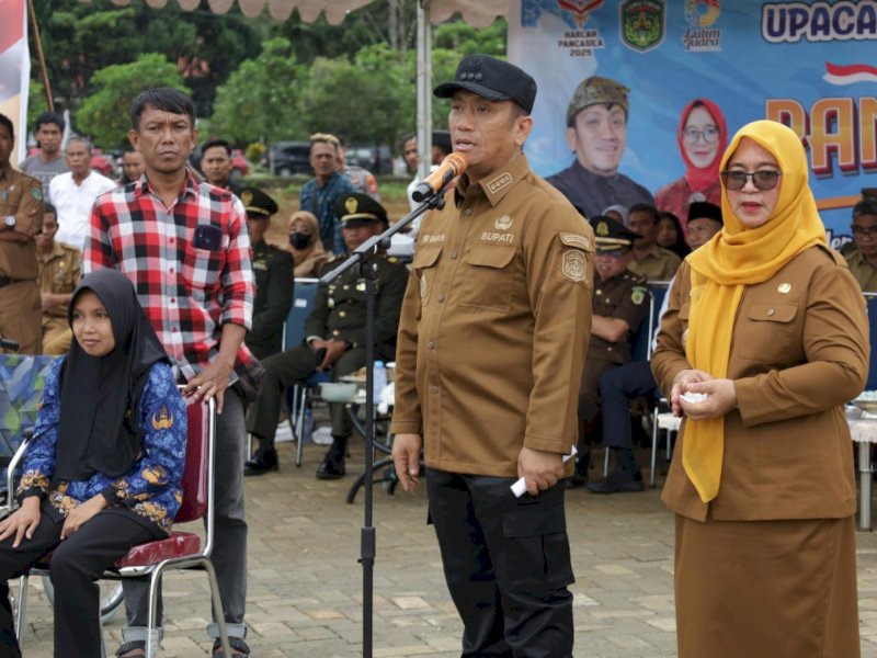 Bupati Luwu Timur, Irwan Bachri Syam, yang didampingi Wakil Bupati, Puspawati Husler, secara simbolis menyerahkan SK Pengangkatan CPNS dan PPPK Tahap I Tahun 2024, di Lapangan Pendidikan, Desa Puncak Indah, Kecamatan Malili, Senin pagi (02/06/2025). @Jejakfaktadok. Humas Pemkab Lutim