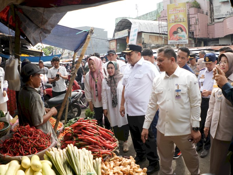Menjelang Hari Raya Idul Adha 2025, Wali Kota Makassar, Munafri Arifuddin, melakukan inspeksi mendadak (sidak) ke Pasar Terong, Rabu (4/6/2025), untuk memantau harga dan ketersediaan bahan pokok. @Jejakfakta/dok. Humas Pemkot Makassar