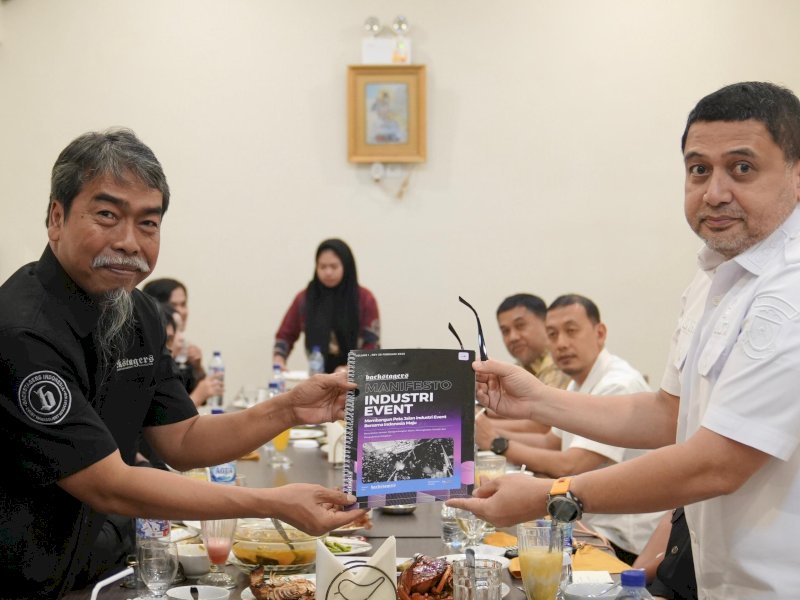 Wali Kota Makassar, Munafri Arifuddin, silaturahmi bersama komunitas event organizer Backstagger Team Makassar di Rumah Makan Labakkang, Rabu (4/6/2025). @Jejakfakta/dok. Humas Pemkot Makassar