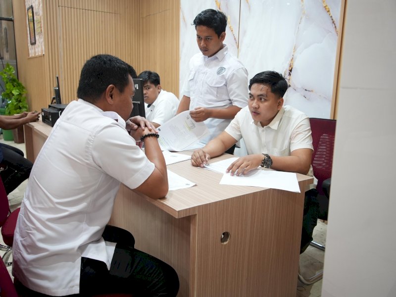 Pemkot Makassar melalui, Kepala Bagian Hukum Makassar, Muhammad Izhar Kurniawan, resmi melaporkan dugaan tindak pidana pemalsuan surat ke Polda Sulsel, Rabu (4/6/2025). @Jejakfakta/dok. Humas Pemkot Makassar