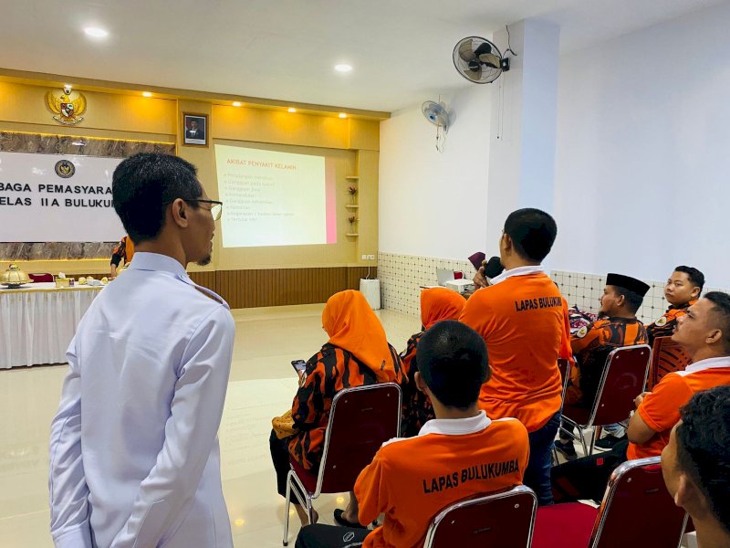 KPA Bulukumba melalui seminar pencegahan HIV/AIDS memberikan edukasi langsung kepada sejumlah Warga Binaan Pemasyarakatan (WBP) di Lembaga Pemasyarakatan (Lapas) Bulukumba, Rabu (4/6/2025). @Jejakfakta/dok. Humas Pemkab Bulukumba