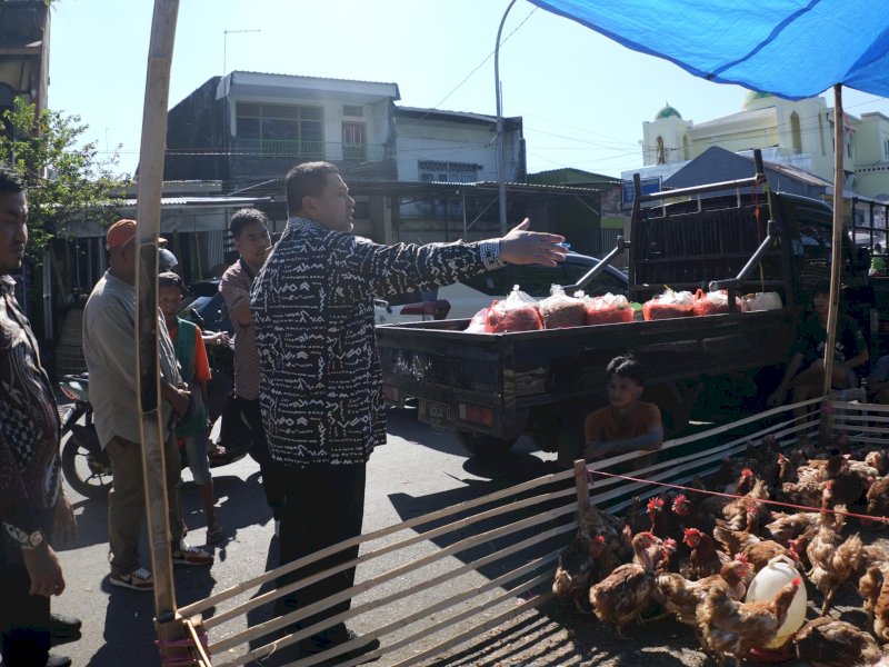 Wali Kota Makassar, Munafri Arifuddin, sebelum melakukan aktivitas di kantor, ia melakukan inspeksi mendadak (sidak) di Pasar Pabaeng-baeng, Kecamatan Tamalate, Kamis (5/6/2025). @Jejakfakta/dok. Humas Pemkot Makassar