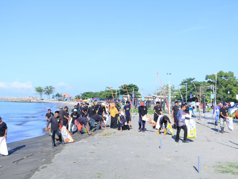 Pemerintah Kabupaten Bulukumba menggelar aksi bersih pantai yang dipusatkan di Pantai Merpati, Kamis (5/6/2025). @Jejakfakta/dok. Humas Pemkab Bulukumba