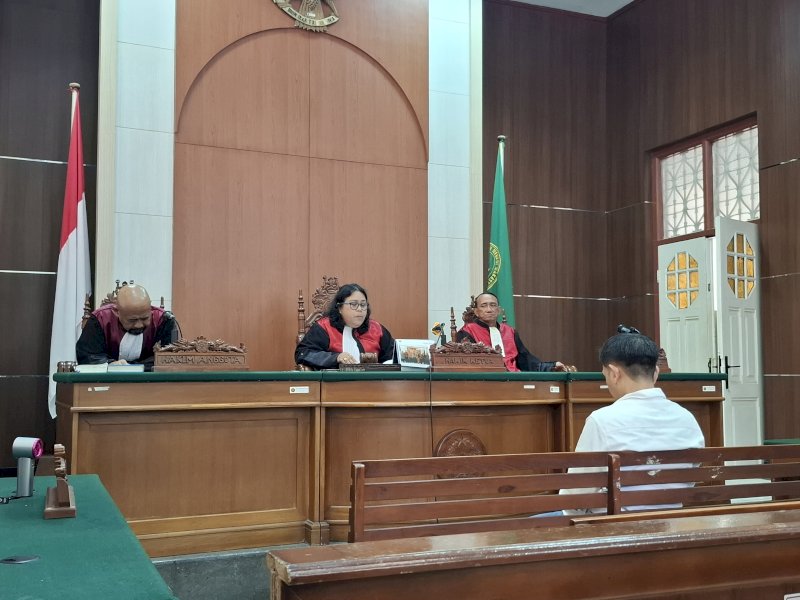 Majelis Hakim Pengadilan Negeri (PN) Makassar menjatuhkan vonis 1 tahun 6 bulan penjara dan denda Rp1 miliar kepada Mustadir Dg Sila, terdakwa dalam kasus peredaran produk skincare yang mengandung merkuri,  dibacakan oleh Ketua Majelis Hakim Angeliky Handajani Day dalam sidang yang digelar di PN Makassar, Selasa (3/6/2025). @Jejakfakta/dok. Humas Pemkot Makassar