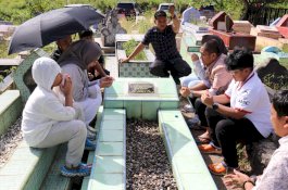 Ziarah Jelang Idul Adha, Bupati Irwan Kunjungi Makam Orang Tua di Wasuponda