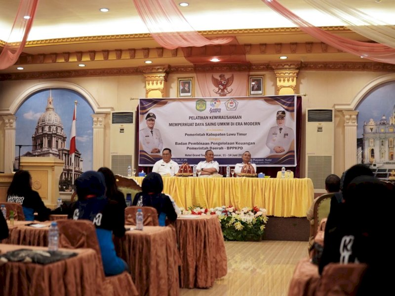  Bupati Luwu Timur, Irwan Bachri Syam, membuka secara resmi pelatihan kewirausahaan bagi pelaku Usaha Mikro, Kecil, dan Menengah (UMKM) di Hotel Grand Town, Makassar, Rabu (11/6/2025). @Jejakfakta/dok. Humas Pemkab Lutim