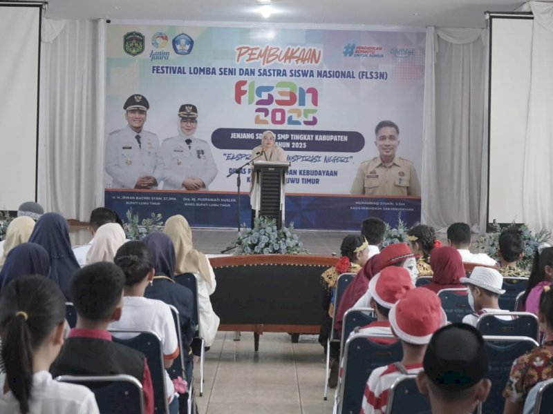 Asisten Pemerintahan dan Kesejahteraan Rakyat (Kesra), Aini Endis Anrika, saat membuka  Festival Lomba Seni dan Sastra Siswa Nasional (FLS3N) tingkat SD dan SMP se-Kabupaten Luwu Timur,  di Aula Dinas Pendidikan dan Kebudayaan (Dikbud), Rabu (11/06/2025). @Jejakfakta/dok. Humas Pemkab Lutim
