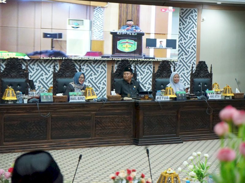 Wakil Bupati Luwu Timur, Puspawati Husler, menghadiri rapat paripurna DPRD Kabupaten Luwu Timur yang membahas pandangan umum fraksi-fraksi terhadap lima Ranperda yang masuk dalam Propemperda Tahun 2025, Rabu (11/6/2025). @Jejakfakta/dok. Humas Pemkab Lutim