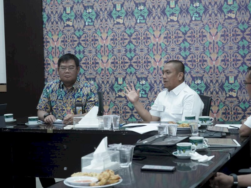 Bupati Luwu Timur, Irwan Bachri Syam, saat memimpin rapat koordinasi dengan Balai Besar Pelaksanaan Jalan Nasional (BBPJN) Sulawesi Selatan, Kementerian PUPR, terkait rencana pembangunan gerbang batas kota, Rabu (11/06/2025). @Jejakfakta/dok. Humas Pemkab Lutim