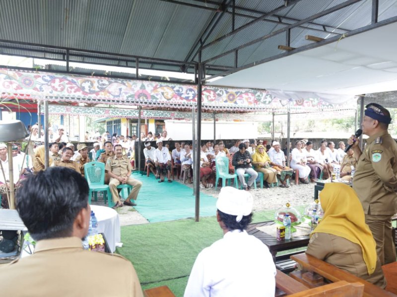 Bupati Luwu Timur, Irwan Bachri Syam, bersama Wakil Bupati Puspawati Husler, menghadiri tradisi adat Ngaturan Sarin Tahun di Desa Benteng, Kecamatan Burau, Kabupaten Luwu Timur, Selasa (10/6/2025). @Jejakfakta/dok. Humas Pemkab Lutim