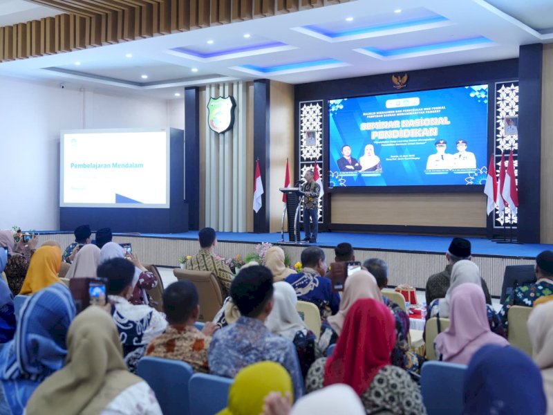 Wakil Menteri Dikdasmen Fajar Riza, Menyampaikan Materi dikegiatan Seminar Nasional Pendidikan "Pendekatan Deep Learning dalam Mewujudkan Pendidikan Bermutu untuk Semua" di Ruang Pola Kantor Sekretariat Daerah (Setda) Pangkep, Kamis (12/6/2025). @jejakfaktacom/Humas Pemda Pangkep.