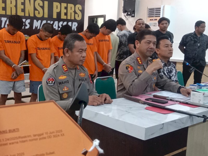 Kapolrestabes Makassar, Kompol Arya Perdana, saat menggelar konferensi pers di Mapolretasbes, Jumat (13/6/2025). @Jejakfakta/Samsir