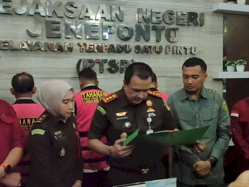 Kejari Jeneponto resmi menetapkan tiga orang tersangka dalam kasus dugaan tindak pidana korupsi penyalahgunaan Dana BOS untuk pencetakan naskah ujian siswa SD di Kabupaten Jeneponto, tahun anggaran 2023. @Jejakfakta/dok. Istimewa