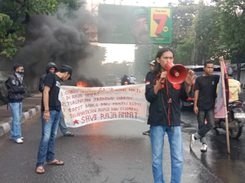 Sejumlah mahasiswa yang tergabung dalam Simpul Pergerakan Mahasiswa dan Pemuda (SPMP) menggelar aksi unjuk rasa menolak aktivitas tambang di kawasan Raja Ampat, Papua Barat Daya, Rabu sore (11/6/2025). @Jejakfakta/Samsir
