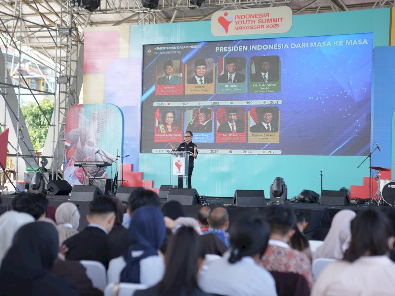 Wakil Menteri Dalam Negeri (Wamendagri), Bima Arya Sugiarto, saat memberikan pidato pembuka  Indonesia Youth Summit (IYS) 2025 di Lapangan Karebosi, Makassar, Jumat (13/6/2025). @Jejakfakta/dok. Humas Pemkot Makassar
