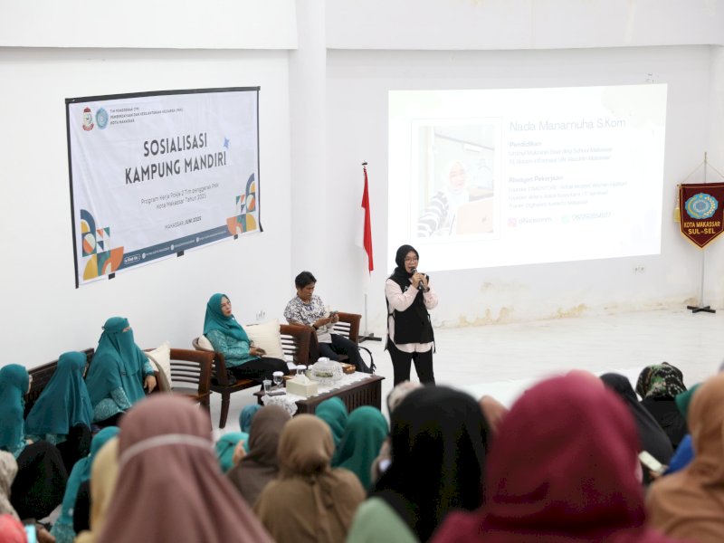 TP PKK Kota Makassar membekali ratusan pelaku UMKM dengan edukasi literasi keuangan dan digital dalam kegiatan Sosialisasi Kampung Mandiri, Jumat (13/6/2025). @Jejakfakta/dok. Humas Pemkot Makassar
