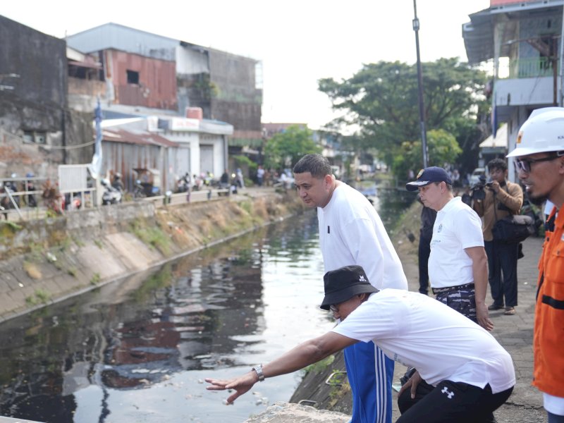 Memperingati Hari Lingkungan Hidup Sedunia, Wali Kota Makassar Munafri Arifuddin memimpin aksi bersih-bersih kanal Jongaya dan Pasar Pabaeng-Baeng, Jumat (13/6/2025). @Jejakfakta/dok. Humas Pemkot Makassar
