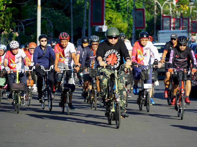 Walikota Makassar, Munafri Arifuddin, didampingi Sekretaris Daerah (Sekda) Kota Makassar Andi Zulkifli Nanda, mengawali Minggu pagi dengan bersepeda bersama Komunitas BOGI dan Bromaks Makassar, Minggu (15/6/2025). @jejakfaktacom/Istimewa