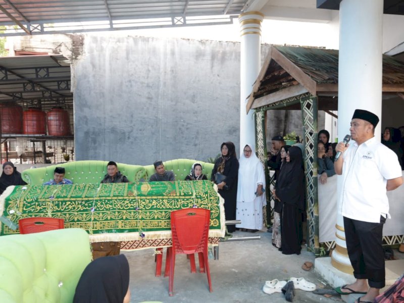 Bupati Luwu Timur, Irwan Bachri Syam, melepas jenazah Hj. Andi Hadra Petta Welong binti Andi Icu Petta Wawo, Senin malam (16/6/2025). @Jejakfakta/dok. Humas Pemkab Lutim