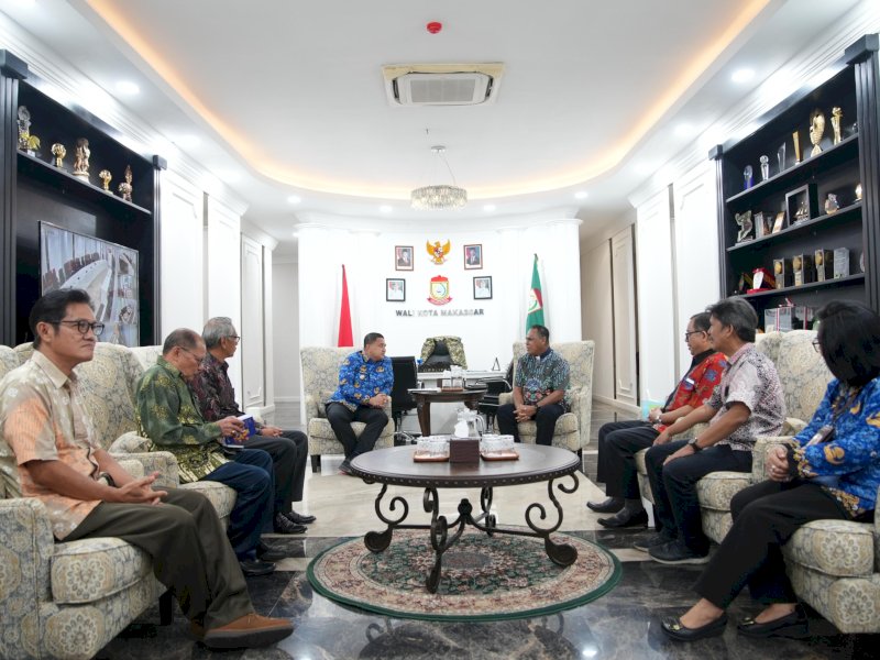Wali Kota Makassar, Munafri Arifuddin, menerima kunjungan  Pastor Eltus Mali di Balai Kota Makassar, Selasa (17/6/2025). @Jejakfakta/dok. Humas Pemkot Makassar