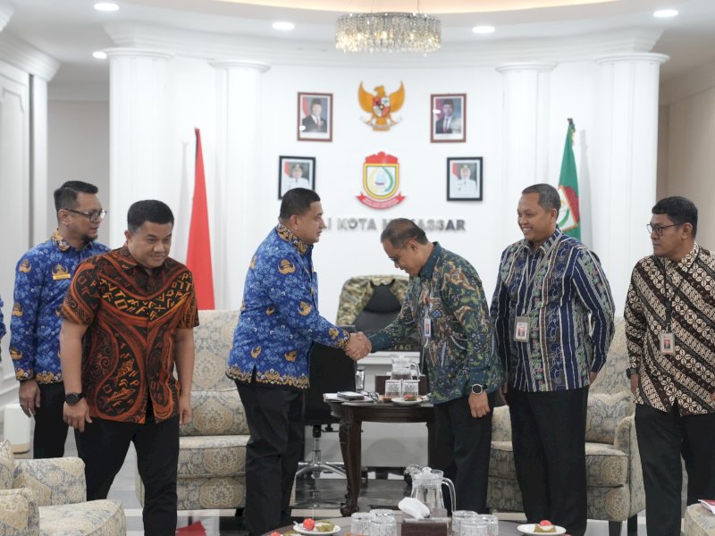 Kepala OJK Sulselbar, Mochammad Muchlasin, saat audiensi dengan Wali Kota Makassar, Munafri Arifuddin, di Balai Kota Makassar, Selasa (17/6/2025). @Jejakfakta/dok. Humas Pemkot Makassar