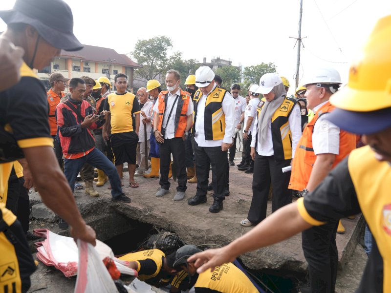 Wali Kota Makassar, Munafri Arifuddin, bersama Kepala Dinas PU Kota Makassar, Zuhaelsi Zubir, memimpin kerja bakti lintas instansi di kawasan Jalan A.P. Pettarani, Rabu (18/6/2025). @Jejakfakta/dok. Humas Pemkot Makassar