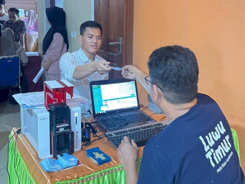 Disdukcapil Kabupaten Luwu Timur menggelar pelayanan administrasi kependudukan
langsung di wilayah seberang Danau Towuti di Aula Desa Rante Angin dan berlangsung selama tiga hari, mulai 17 hingga 19 Juni 2025. @Jejakfakta/dok. Humas Pemkab Lutim