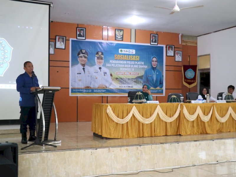 Pemerintah Kabupaten Luwu Timur bersama Tim Penggerak PKK melaksanakan kegiatan Sosialisasi Pengurangan Polusi Plastik dan Pelatihan Daur Ulang Sampah Berbasis 3R (Reduce, Reuse, Recycle) di Aula Dinas Pendidikan dan Kebudayaan, Rabu (18/6/2025). @Jejakfakta/dok. Humas Pemkab Lutim