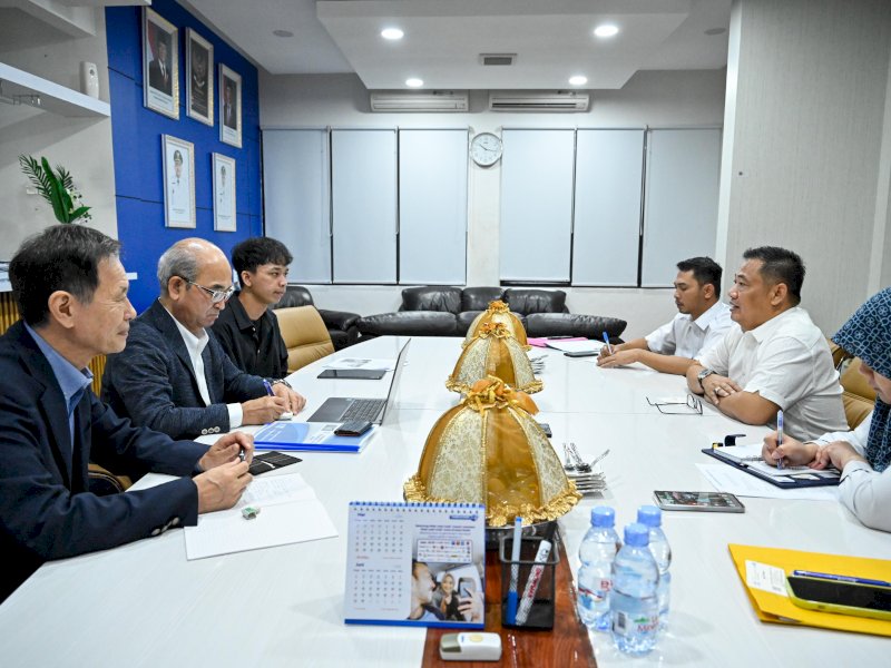 Plt Direktur Utama Perumda Air Minum Kota Makassar Hamzah Ahmad menerima kunjungan Presiden Direktur Suido Technical Service (STS) Kenji Oshima di kantor pusat PDAM Kota Makassar, Rabu (18/6/2025). 