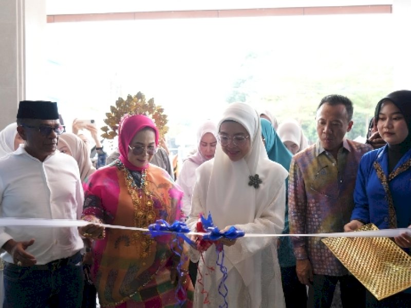 Ketua TP PKK Kota Makassar, Melinda Aksa, menghadiri sekaligus meresmikan pembukaan cabang kedua Restoran Surya Manik Masakan Padang yang terletak di Jl. Ratulangi, Kota Makassar, Rabu, (18/6/2025). @Jejakfakta/dok. Humas Pemkot Makassar