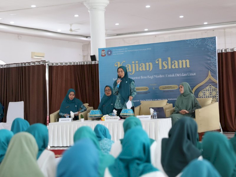  Ketua Tim Penggerak PKK Kota Makassar, Melinda Aksa, membuka kegiatan Kajian Islam yang mengangkat tema &ldquo;Kewajiban Menuntut Ilmu Bagi Muslim Untuk Diri dan Umat&rdquo;, yang digelar di Masjid 45 Makassar, Selasa (18/6/2025). @Jejakfakta/dok. Humas Pemkot Makassar