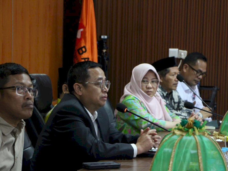 Anggota Bawaslu RI, Puadi, saat memimpin rapat bersama jajaran pimpinan dan staf sekretariat Bawaslu Provinsi Sulawesi Selatan di Makassar, Rabu (18/6/2025). @Jejakfakta/dok. Humas Bawaslu Sulsel