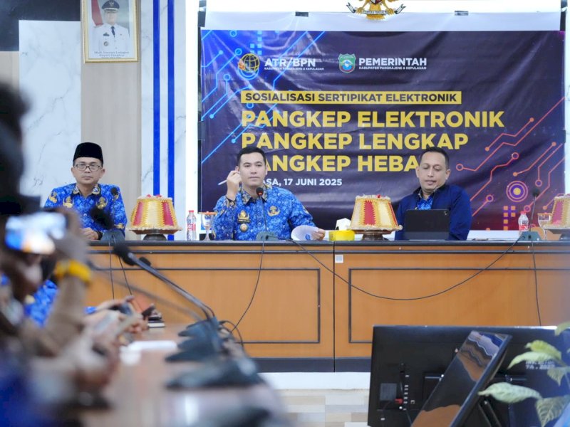 Sosialisasi Sertipikat Elektronik dihadiri oleh Bupati Pangkep kepala OPD, camat, serta kepala desa/lurah se-Kabupaten Pangkep digelar di Ruang Pola Lantai 3 Kantor Bupati, Selasa (17/6/2025). @jejakfaktacom/Humas Pemda Pangkep.