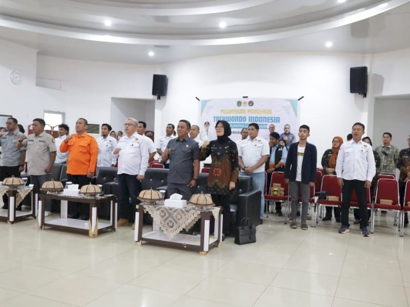 Bupati Luwu Timur, Irwan Bachri Syam, menghadiri pelantikan Pengurus Taekwondo Indonesia Kabupaten Luwu Timur periode 2025&ndash;2029 yang berlangsung di Aula Rumah Jabatan Bupati, Kamis (19/6/2025). @Jejakfakta/dok. Humas Pemkab Lutim