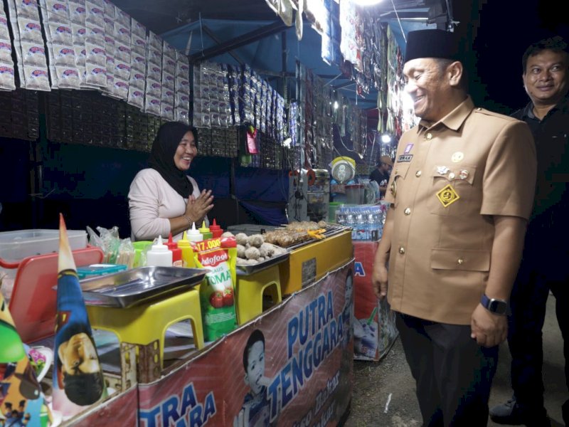 Bupati Luwu Timur, Irwan Bachri Syam secara resmi membuka Malili Night Market yang digelar di Kompleks Lapangan Olahraga Trans Puncak Indah, Malili, pada Rabu malam (18/06/2025). @Jejakfakta/dok. Humas Pemkab Lutim
