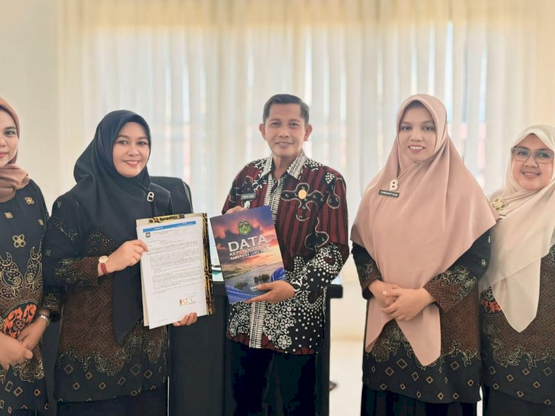 Disdukcapil Kabupaten Luwu Timur resmi menjalin Perjanjian Kerja Sama (PKS) dengan 11 OPD untuk pemanfaatan data kependudukan. @Jejakfakta/dok. Humas Pemkab Lutim