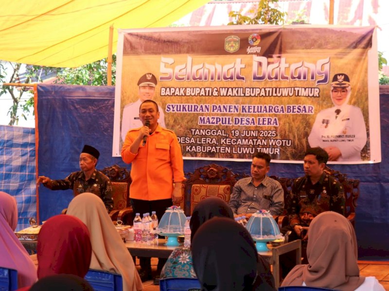 Puluhan warga Desa Lera, Kecamatan Wotu, Kabupaten Luwu Timur, memanfaatkan momen syukuran panen untuk menyampaikan aspirasi kepada Bupati Luwu Timur, Irwan Bachri Syam, Kamis (19/6/2025). @Jejakfakta/dok. Humas Pemkab Lutim