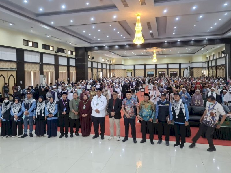 Pemerintah Kabupaten Luwu Timur, yang diwakili oleh Asisten Bidang Pemerintahan dan Kesejahteraan Rakyat, Aini Endis Anrika, bersama Kepala Bagian Kesra, Fauzy Daeng Parebba, menyambut jamaah di Asrama Haji Sudiang, Makassar, pada Kamis (19/6/2025). @Jejakfakta/dok. Humas Pemkab Lutim 