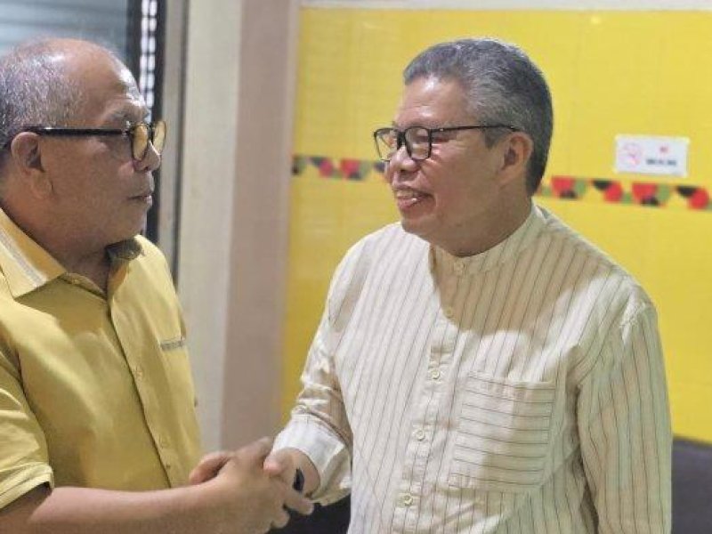 MUSDA GOLKAR SULSEL- Momen Taufan Pawe dan Ilham Arief Sirajuddin usai ngopi bahas Musda Golkar Sulsel di Warkop Phoenam, Jl Boulevard, Makassar, Kamis (19/6/2025). @Jejakfakta/Istimewa