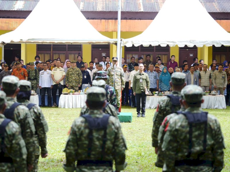 Gubernur ASS bertindak sebagai inspektur upacara dalam pembukaan retret Kepala Desa se-Kabupaten Pangkep di Hutan Diklat Tabo-Tabo, Sabtu (20/6/2025). @jejakfaktacom/Humas Pemda Pangkep.