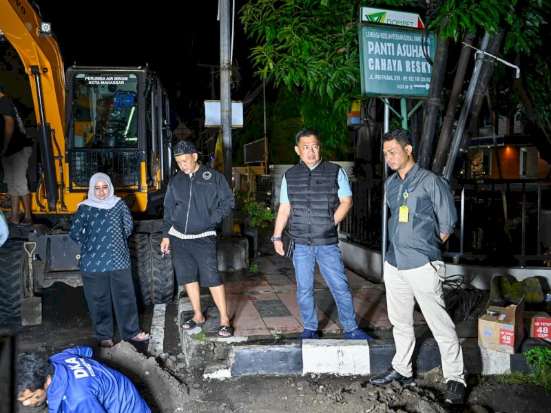 Pelaksana Tugas Direktur Utama PDAM Kota Makassar, Hamzah Ahmad, saat meninjau perbaikan layanan air bersih. @Jejakfakta/dok. PDAM Makassar