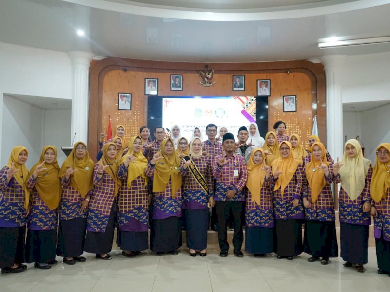  Bunda PAUD Kabupaten Luwu Timur, dr. Ani Nurbani Irwan, melantik dan mengukuhkan 31 pengurus pokja Bunda PAUD Kabupaten Luwu Timur masa bakti 2025-2030 yang belangsung di Aula rujab Bupati, Jumat (20/06/2025). @Jejakfakta/dok. Humas Pemkab Lutim