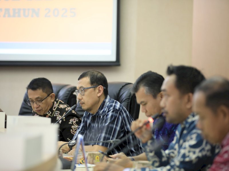 Sekertaris Daerah (Sekda) Kota Makassar Andi Zulkifly,  saat memimpin Rapat Koordinasi persiapan Lomba Kelurahan Terpadu tingkat Provinsi Sulsel tahun 2025 di ruang Sipakale&rsquo;bi Kantor Balai Kota Makassar, Jumat (20/6/2025). @Jejakfakta/dok. Humas Pemkot Makassar