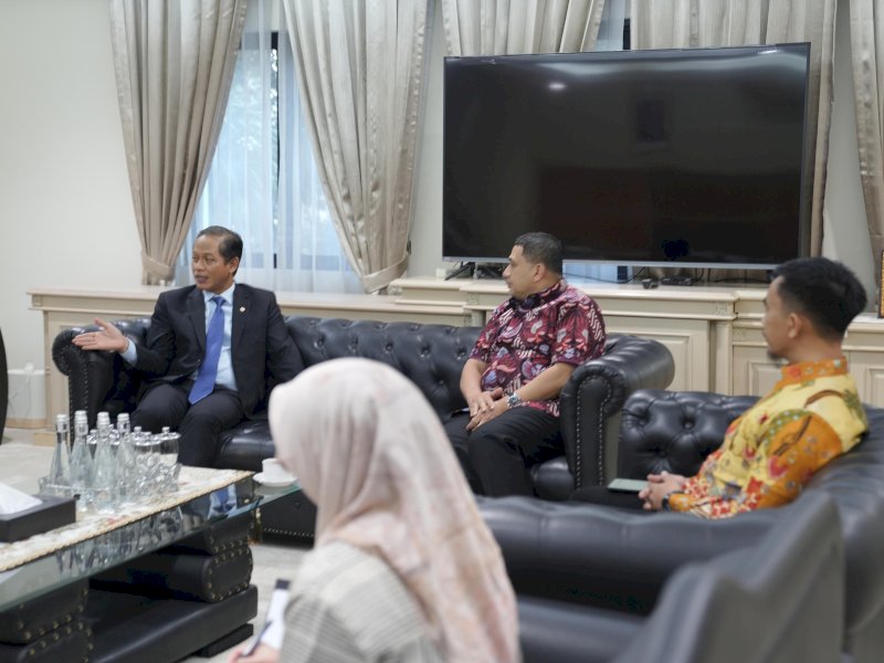 Wali Kota Makassar, Munafri Arifuddin, melakukan audiensi dengan Menteri Lingkungan Hidup dan Kehutanan (LHK) RI, Dr. Hanif Faisol Nurofiq, di Kantor Kementerian LHK, Jakarta, Jumat (20/6/2025). @Jejakfakta/dok. Humas Pemkot Makassar