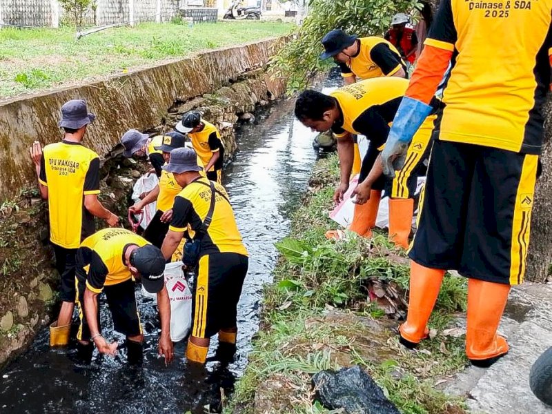Sejumlah petugas pengalukan pembersihan drainase di depan Kantor Gubernur Sulsel, Jl. Urip Sumoharjo, Makassar,  Minggu (22/6/2025). @Jejakfakta/dok. Humas Pemkot Makassar