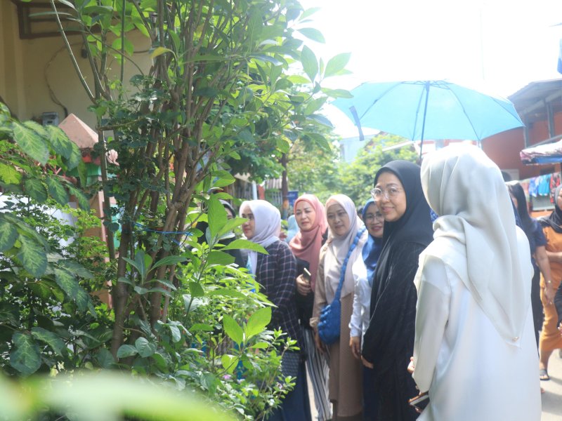 Ketua TP PKK Kota Makassar, Melinda Aksa, melakukan peninjauan langsung terhadap persiapan Kelurahan Panampu menjelang Lomba Kelurahan Terpadu tingkat Provinsi Sulawesi Selatan 2026, Sabtu (21/6/2025). @Jejakfakta/dok. Humas Pemkot Makassar