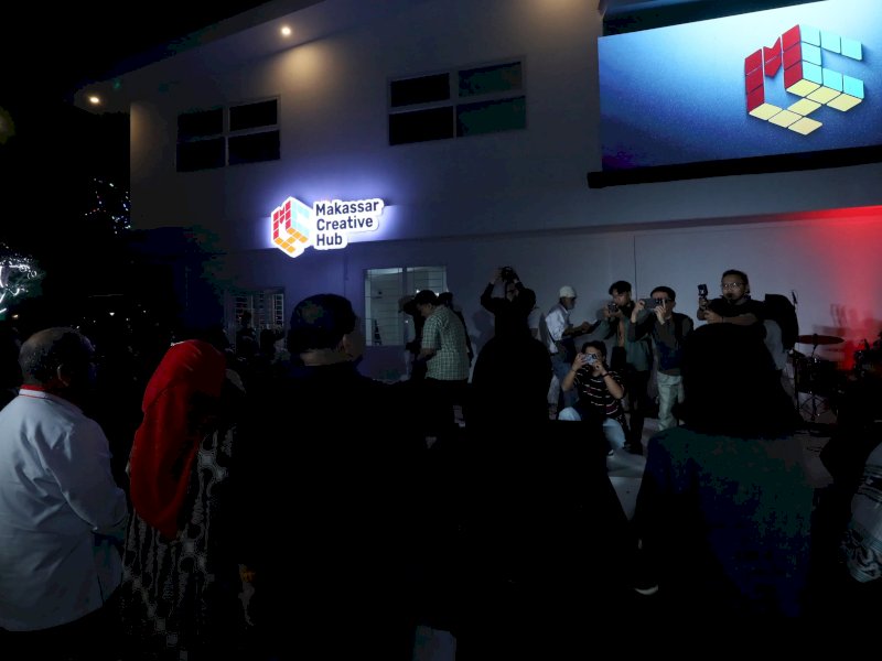 Kepala Dinas Koperasi dan UKM Kota Makassar, Arlin Ariesta, menyatakan dukungan penuh terhadap peluncuran Makassar Creative Hub (MCH) yang diresmikan langsung oleh Wali Kota Makassar, Munafri Arifuddin, di Anjungan Pantai Losari, Sabtu malam (21/6/2025). @Jejakfakta/dok. Istimewa