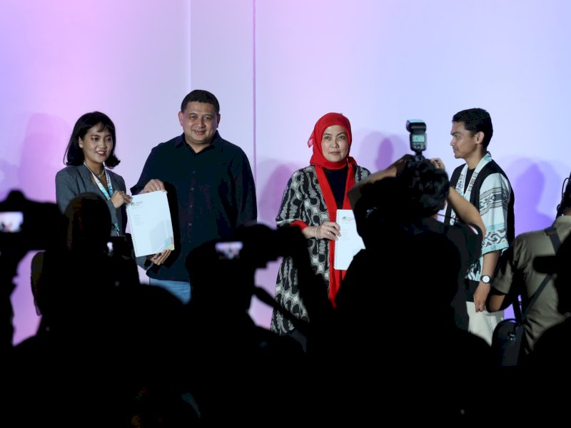 Tim Ahli Pemerintah Kota Makassar, Dara Nasution, bersama Wali Kota Munafri Arifuddin dan Wakil Wali Kota Aliyah Mustika Ilham, saat peluncuran Makassar Creative Hub (MCH), di Anjungan Pantai Losari, Sabtu (21/6/2025) malam. @Jejakfakta/dok. Humas Pemkot Makassar