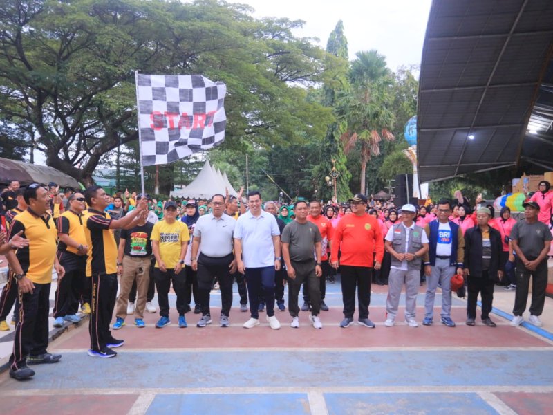 Bupati Pangkep, Muhammad Yusran Lalogau sekaligus membuka secara resmi kegiatan jalan santai dalam rangka memperingati Hari Ulang Tahun (HUT) Bhayangkara ke-79, Minggu (22/6/2025). @jejakfaktacom/Humas Pemda Pangkep.